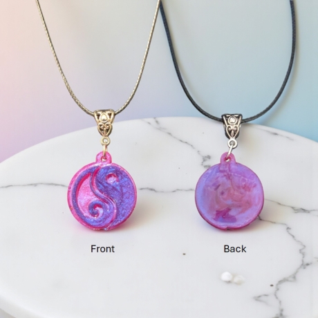 Kette mit Resin-Anhänger