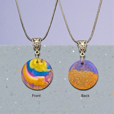 Kette mit Resin-Anhänger