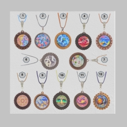 Kette mit Holzanhänger Blumenform