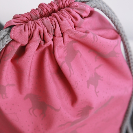 Turnbeutel aus Softshell mit reflektierenden Pferden