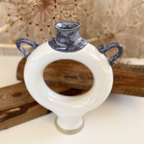 Handgemachte Keramik - getöpferte Vase Donut weiß blau mit Henkel