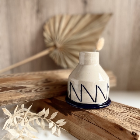 Handgemachte Keramik - getöpferte Vase beige mit blauem Muster