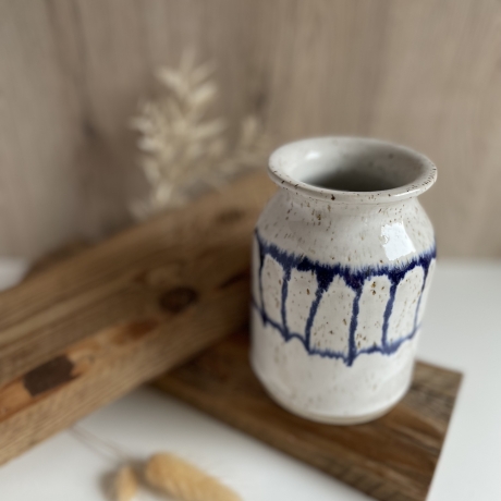 Handgemachte Keramik - getöpferte Vase weiß blau mit Muster