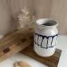 Handgemachte Keramik - getöpferte Vase weiß mit blauem Muster