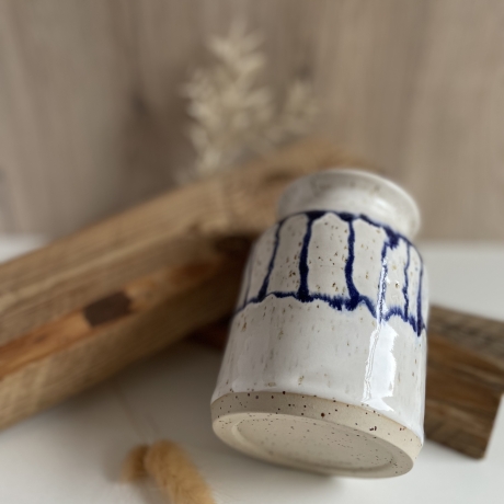 Handgemachte Keramik - getöpferte Vase weiß mit blauem Muster