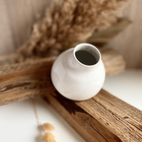 Handgemachte Keramik - getöpferte schlichte Vase weiß