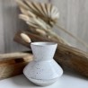 Handgemachte Keramik - getöpferte weiße Vase moderne Form