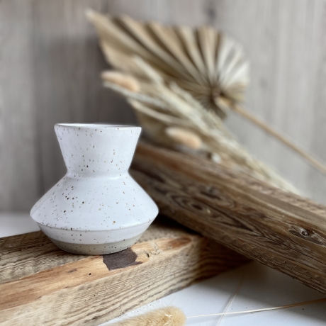Handgemachte Keramik - getöpferte weiße Vase moderne Form