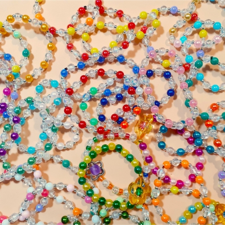 Kinder-Armband Schmuck elastisch Perlen gefädelt Gelb & Schleife