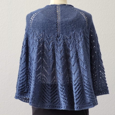 Stola mit Ajourmuster, Viola, Handgestrickt