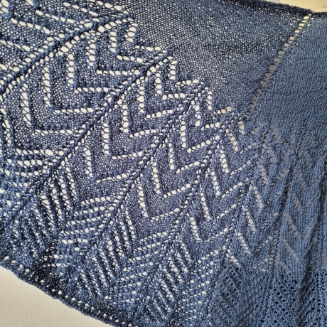 Stola mit Ajourmuster, Viola, Handgestrickt