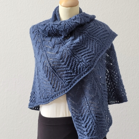 Stola mit Ajourmuster, Viola, Handgestrickt