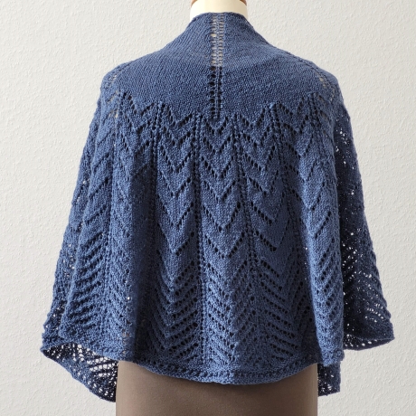 Stola mit Ajourmuster, Viola, Handgestrickt