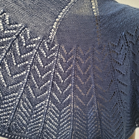 Stola mit Ajourmuster, Viola, Handgestrickt