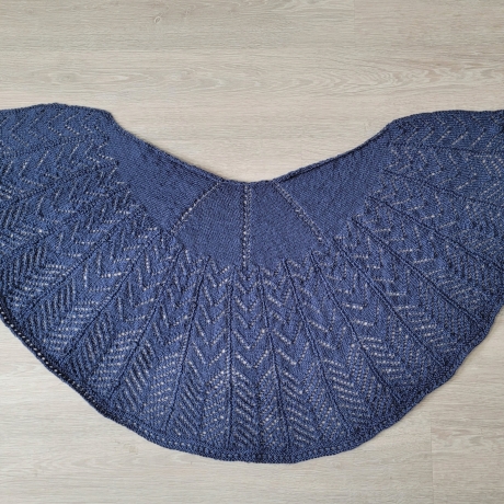 Stola mit Ajourmuster, Viola, Handgestrickt