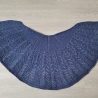Stola mit Ajourmuster, Viola, Handgestrickt