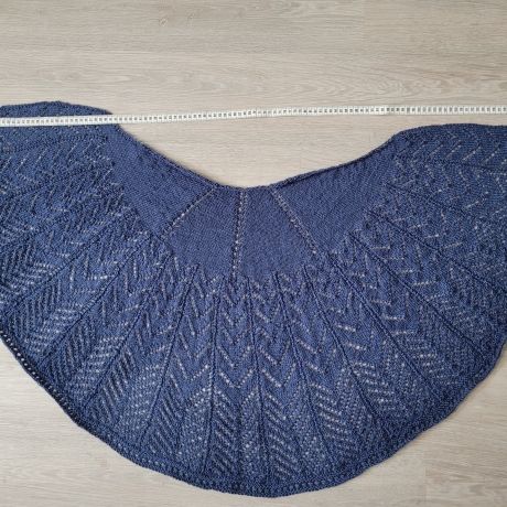 Stola mit Ajourmuster, Viola, Handgestrickt