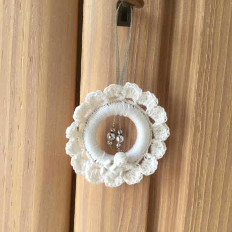 Weihnachts-Häkelkränzchen in weiß-silber mit Engelchen 