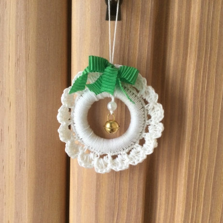 Weihnachts-Häkelkränzchen in weiß grüne Schleife von Hobbyhaus  