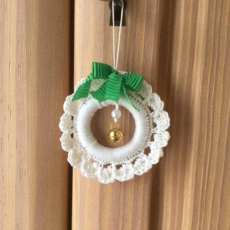 Weihnachts-Häkelkränzchen in weiß grüne Schleife von Hobbyhaus  
