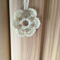 Weihnachts-Häkelkränzchen beige mit braunen Perlen und Sternchen