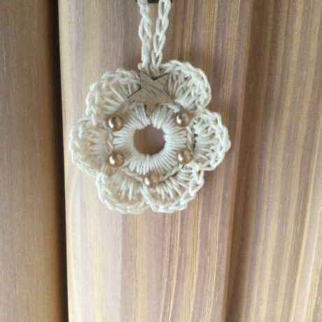 Weihnachts-Häkelkränzchen beige mit braunen Perlen und Sternchen