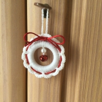 Weihnachts-Häkelkränzchen weiß-rot handgehäkelt von Hobbyhaus