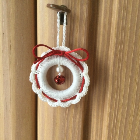 Weihnachts-Häkelkränzchen weiß-rot handgehäkelt von Hobbyhaus