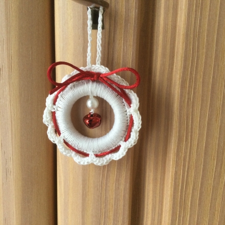 Weihnachts-Häkelkränzchen weiß-rot handgehäkelt von Hobbyhaus