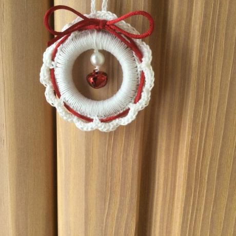 Weihnachts-Häkelkränzchen weiß-rot handgehäkelt von Hobbyhaus