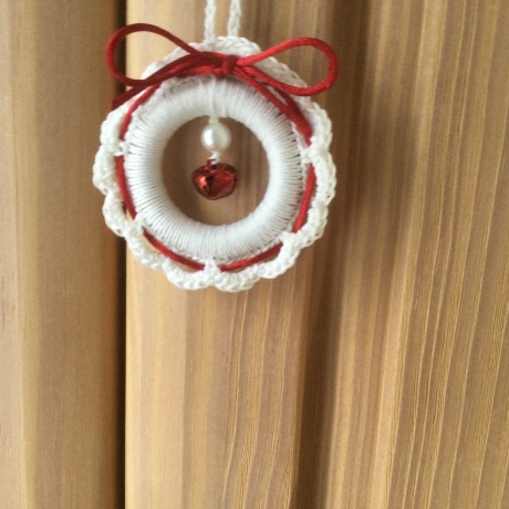 Weihnachts-Häkelkränzchen weiß-rot handgehäkelt von Hobbyhaus
