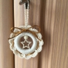 Weihnachts-Häkelkränzchen in beige mit Satinkordel und Holzstern