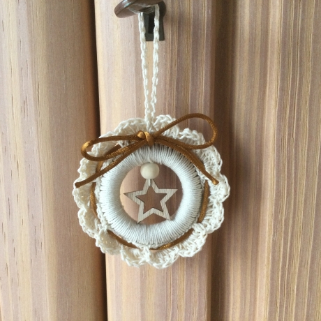 Weihnachts-Häkelkränzchen in beige mit Satinkordel und Holzstern