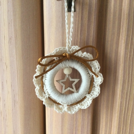 Weihnachts-Häkelkränzchen in beige mit Satinkordel und Holzstern
