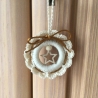 Weihnachts-Häkelkränzchen in beige mit Satinkordel und Holzstern