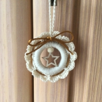 Weihnachts-Häkelkränzchen in beige mit Satinkordel und Holzstern