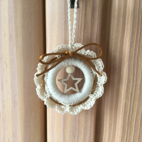 Weihnachts-Häkelkränzchen in beige mit Satinkordel und Holzstern