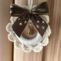 Weihnachts-Häkelkränzchen in beige mit brauner Schleife 