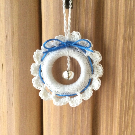Weihnachts-Häkelkränzchen weiß-hellblau mit Metallglöckchen