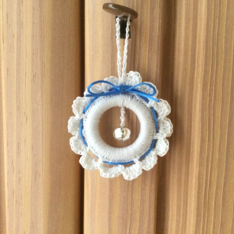 Weihnachts-Häkelkränzchen weiß-hellblau mit Metallglöckchen
