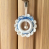 Weihnachts-Häkelkränzchen weiß-hellblau mit Metallglöckchen
