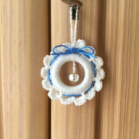Weihnachts-Häkelkränzchen weiß-hellblau mit Metallglöckchen