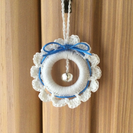 Weihnachts-Häkelkränzchen weiß-hellblau mit Metallglöckchen