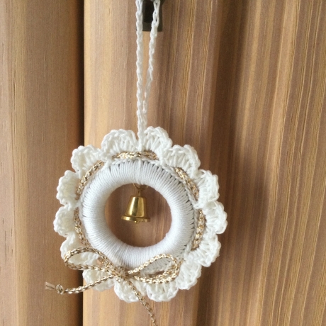 Weihnachts-Häkelkränzchen weiß-gold handgehäkelt von Hobbyhaus