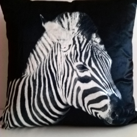 Dekokissen mit Zebra-Motiv