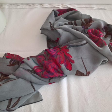 Trendiger Schal mit Blumenmotiv