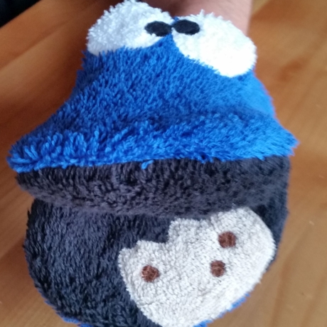 Waschhandschuh blaues Keksmonster mit einem Schokokeks