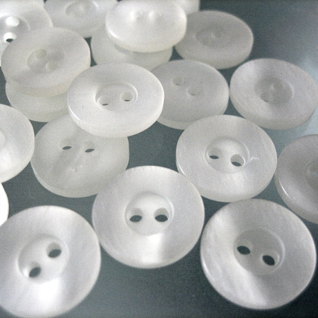 10x weiße Kunststoffknöpfe wie Perlmutt 13mm