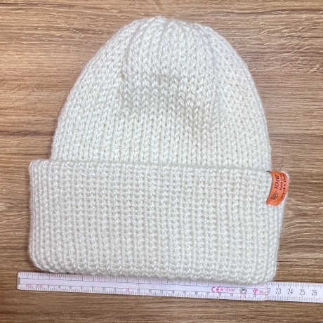 Handgestrickte weiße Damen-Merinomütze – weich, dick & warm