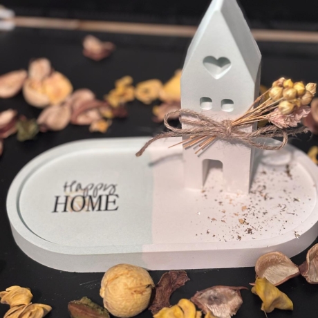 Haus-Dekoset auf Tablett – Eleganz in Gold und Grün